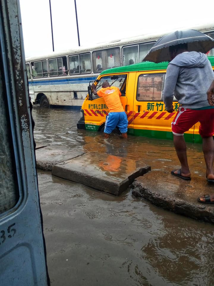 Danfo Got Stuck In The Rain | autoreportng.com