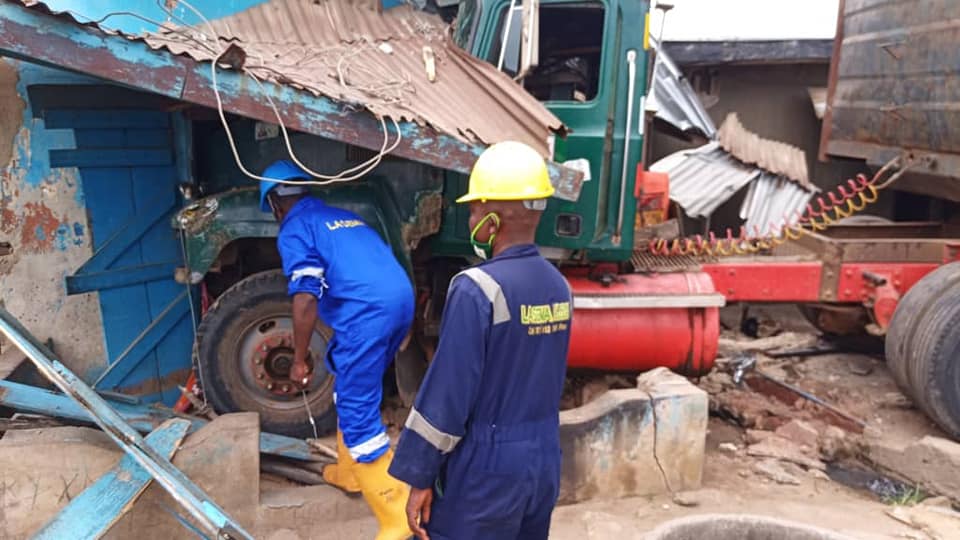 LASEMA averts Owode Onirin tragedy as articulated truck crashed into residential building