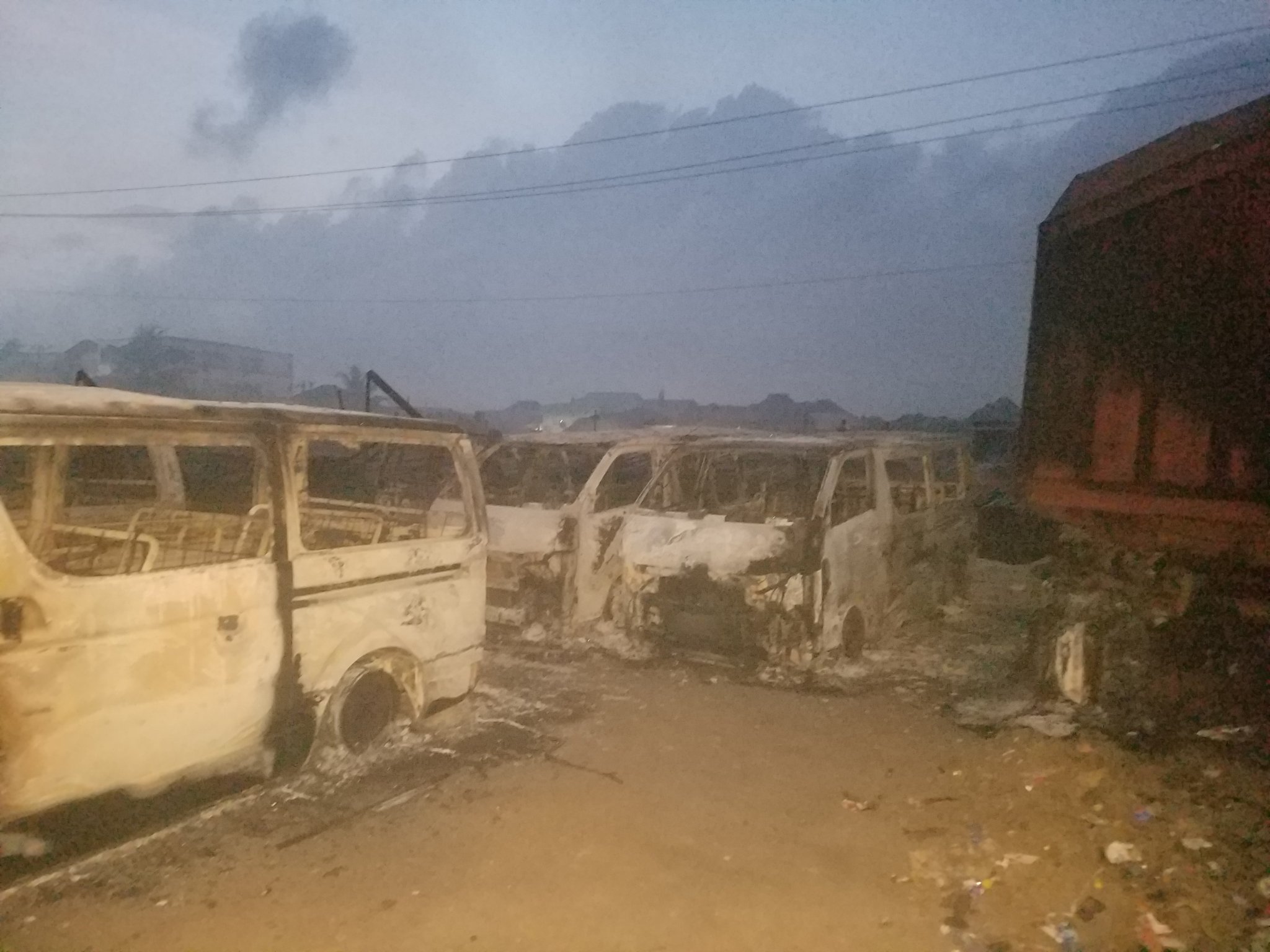 Cars, Buses Razed In Early Morning Fire Along Lagos-Ibadan Expressway