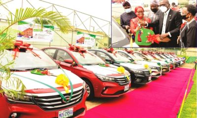 Sanwo-Olu Presenting The Cars To The Teachers