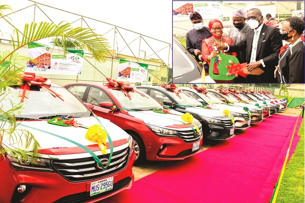 Sanwo-Olu Presenting The Cars To The Teachers