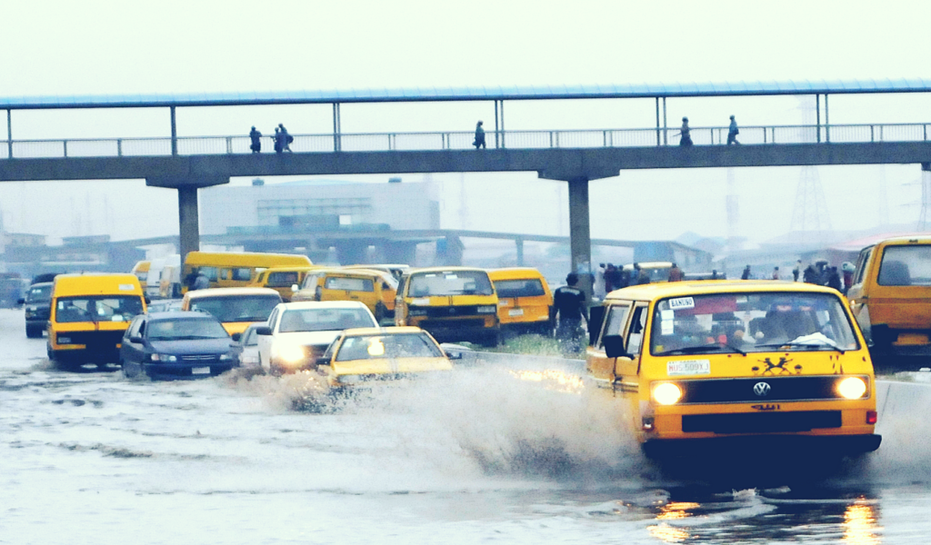 Selin yoğun hissedildiği Lagos'tan bir kare.