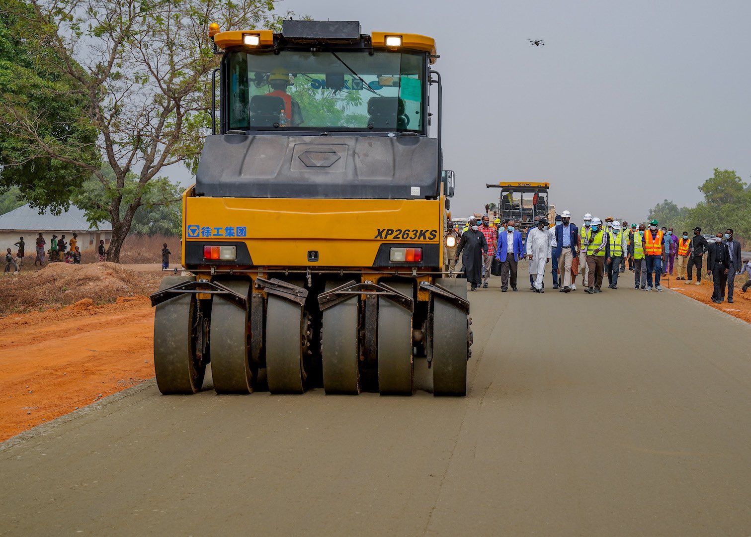 Fashola at the Abuja-Keffi-Makurdi federal highway 